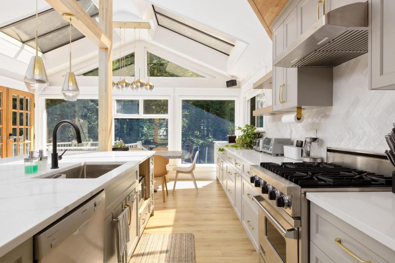 Beautiful Villa With Heated Pool Hot Tub By Forest North Vancouver Buitenkant foto