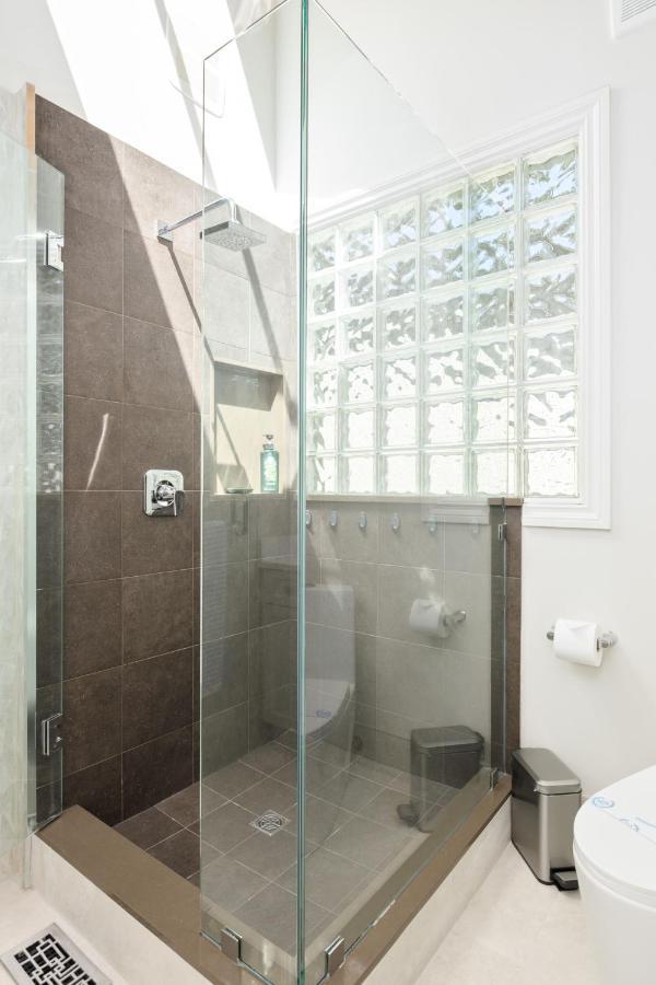 Beautiful Villa With Heated Pool Hot Tub By Forest North Vancouver Buitenkant foto